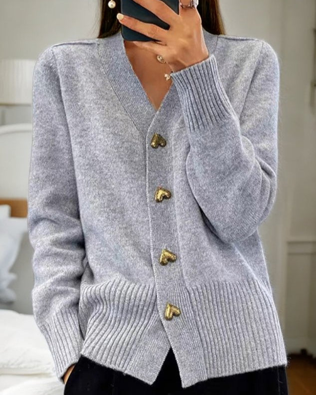Adele – Cardigan doux avec boutons en forme de cœur